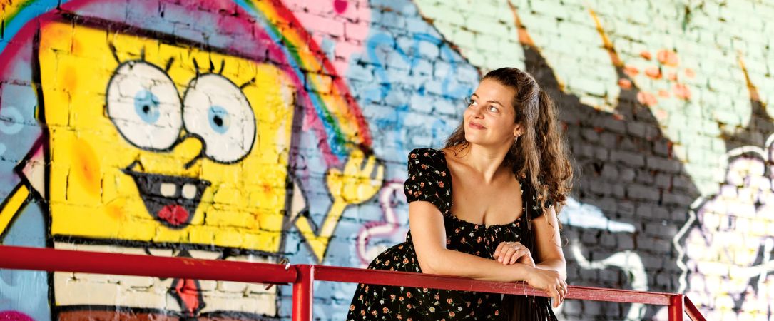 Ronja neben Sponge Bob auf dem Faust-Gelände